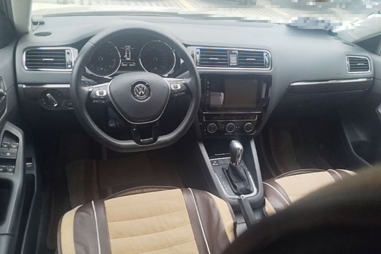 Used Volkswagen Sagitar 2017 230TSI Automatic Comfort Version Center Console