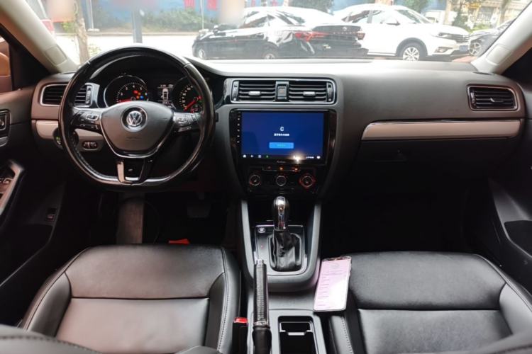 Used Volkswagen Sagitar 2017 180TSI Automatic Luxury Edition Center Console