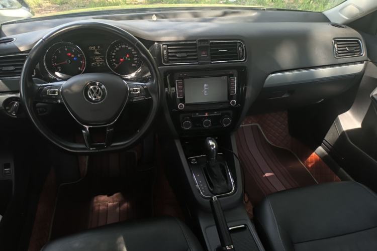 Used Volkswagen Sagitar 2017 1.6L Automatic Comfort Model Center Console
