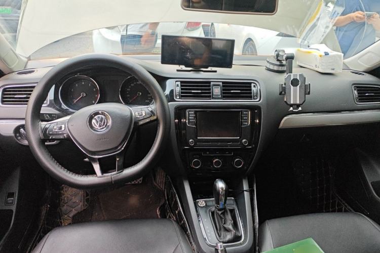 Used Volkswagen Sagitar 2017 1.6L Automatic Comfort Model Center Console