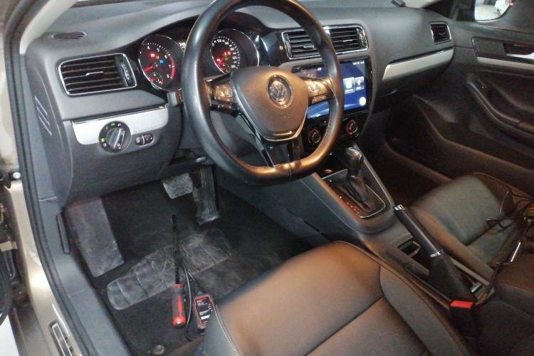 Used Volkswagen Sagitar 2017 230TSI Automatic Comfort Version Center Console
