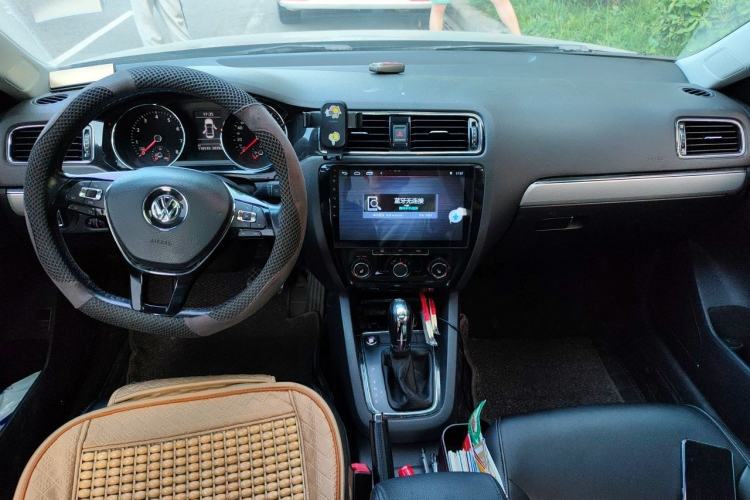 Used Volkswagen Sagitar 2017 180TSI Automatic Leading Model Center Console