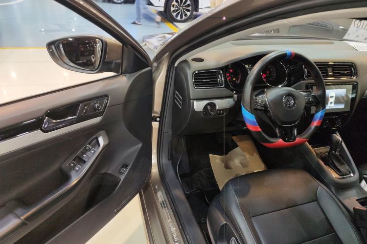 Used Volkswagen Sagitar 2017 230TSI Automatic Comfort Version Driver Seat