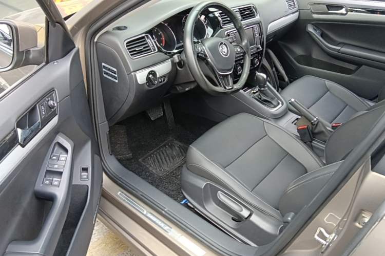 Used Volkswagen Sagitar 2017 230TSI Automatic Comfort Version Driver Seat