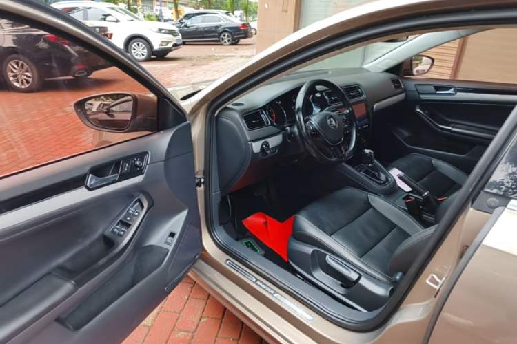 Used Volkswagen Sagitar 2017 180TSI Automatic Luxury Edition Driver Seat