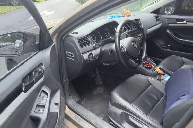 Used Volkswagen Sagitar 2017 230TSI Automatic Comfort Version Driver Seat