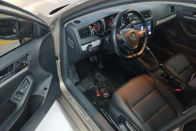 Used Volkswagen Sagitar 2017 230TSI Automatic Comfort Version Driver Seat