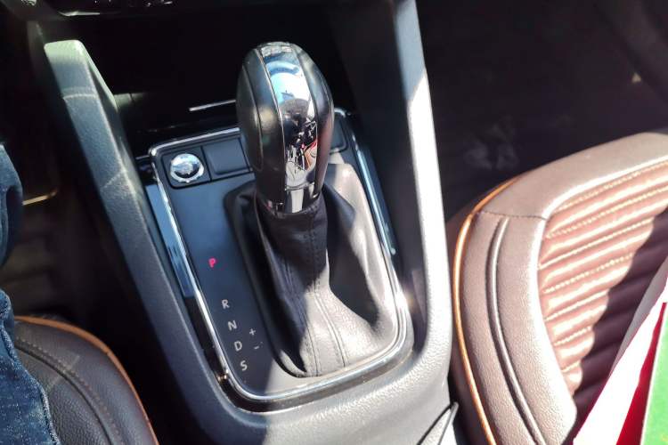 Used Volkswagen Sagitar 2017 230TSI Automatic Comfort Version Gear Lever