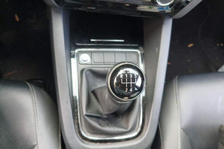 Used Volkswagen Sagitar 2017 230TSI Manual Comfort Model Gear Lever
