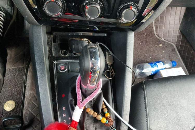 Used Volkswagen Sagitar 2017 230TSI Automatic Comfort Version Gear Lever