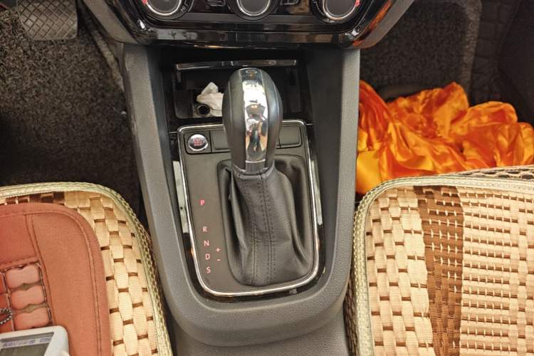 Used Volkswagen Sagitar 2017 1.6L Automatic Comfort Model Gear Lever