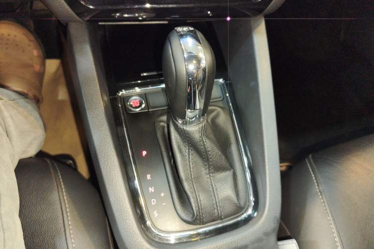 Used Volkswagen Sagitar 2017 230TSI Automatic Comfort Version Gear Lever