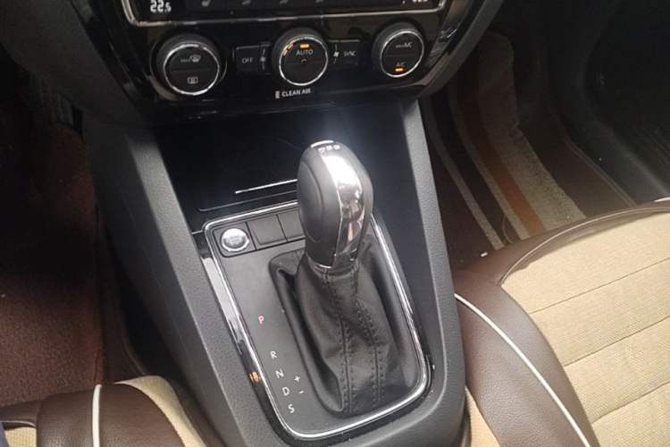 Used Volkswagen Sagitar 2017 230TSI Automatic Comfort Version Gear Lever