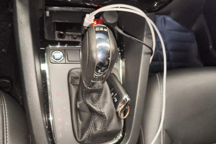 Used Volkswagen Sagitar 2017 230TSI Automatic Comfort Version Gear Lever