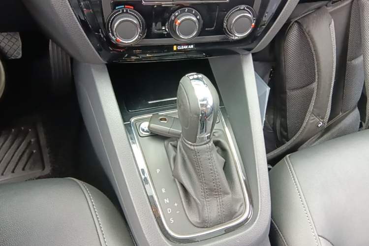 Used Volkswagen Sagitar 2017 230TSI Automatic Comfort Version Gear Lever