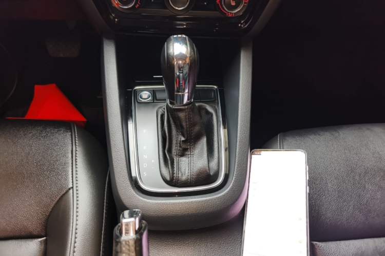 Used Volkswagen Sagitar 2017 180TSI Automatic Luxury Edition Gear Lever