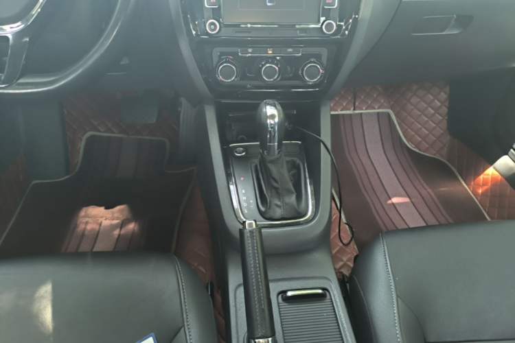 Used Volkswagen Sagitar 2017 1.6L Automatic Comfort Model Gear Lever