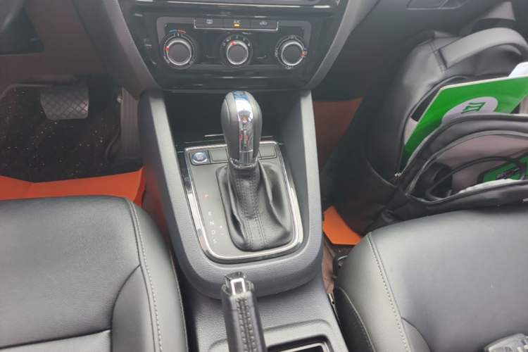Used Volkswagen Sagitar 2017 1.6L Automatic Comfort Model Gear Lever