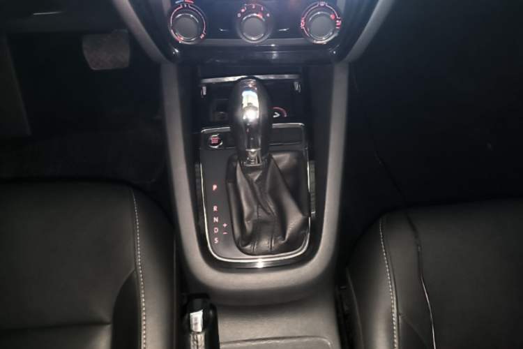 Used Volkswagen Sagitar 2017 1.6L Automatic Comfort Model Gear Lever