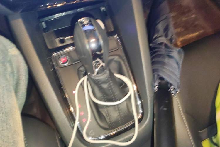 Used Volkswagen Sagitar 2017 1.6L Automatic Comfort Model Gear Lever