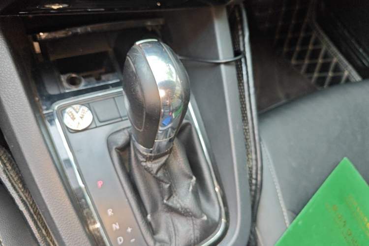 Used Volkswagen Sagitar 2017 1.6L Automatic Comfort Model Gear Lever