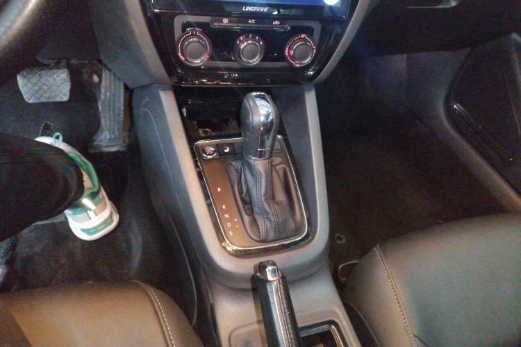 Used Volkswagen Sagitar 2017 230TSI Automatic Comfort Version Gear Lever