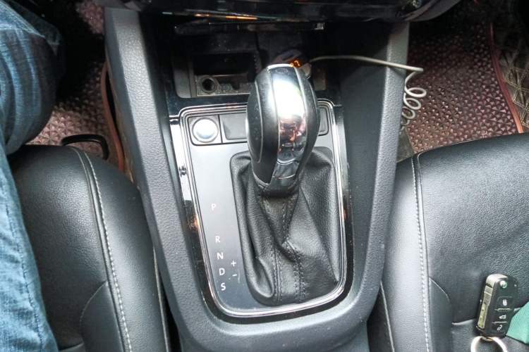 Used Volkswagen Sagitar 2017 1.6L Automatic Comfort Model Gear Lever