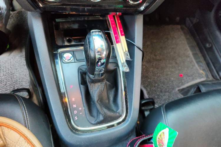 Used Volkswagen Sagitar 2017 180TSI Automatic Leading Model Gear Lever
