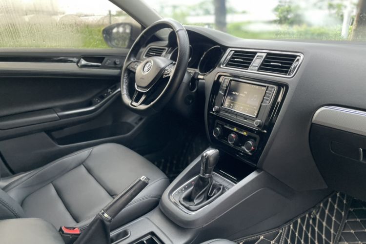 Used Volkswagen Sagitar 2017 1.6L Automatic Comfort Model Interior 10
