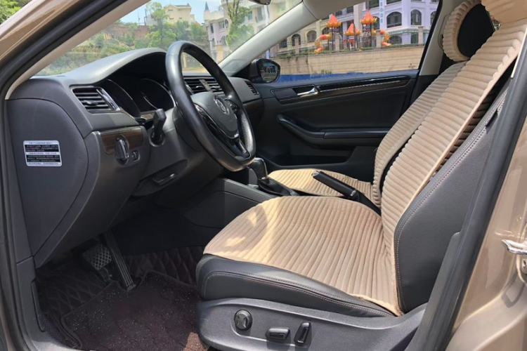 Used Volkswagen Sagitar 2017 230TSI Automatic Luxury Edition Interior 2