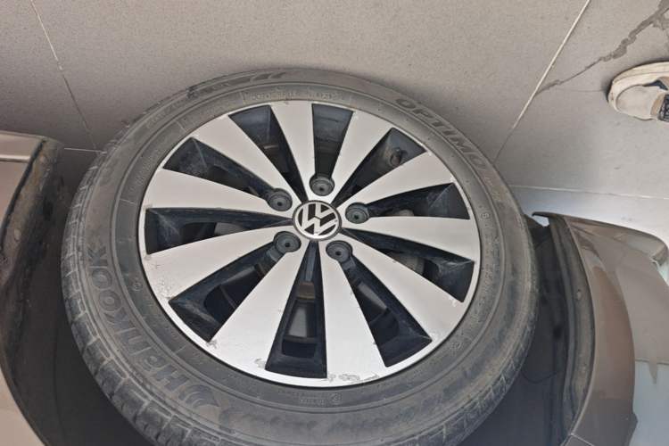 Used Volkswagen Sagitar 2017 1.6L Automatic Comfort Model Left Front Wheel Hub