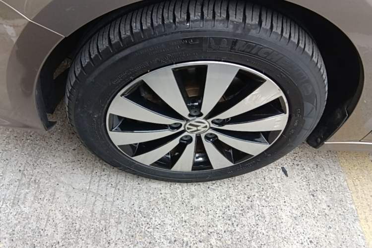 Used Volkswagen Sagitar 2017 230TSI Automatic Comfort Version Left Front Wheel Hub