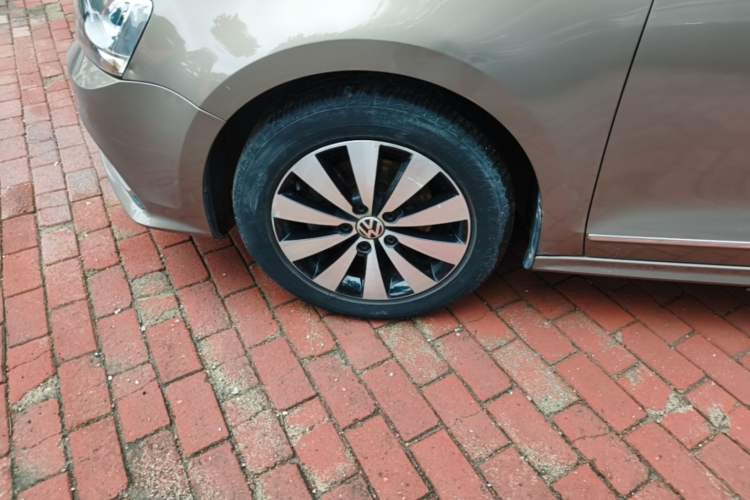 Used Volkswagen Sagitar 2017 180TSI Automatic Luxury Edition Left Front Wheel Hub