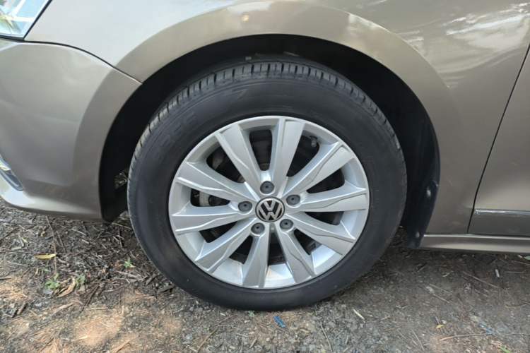 Used Volkswagen Sagitar 2017 1.6L Automatic Comfort Model Left Front Wheel Hub