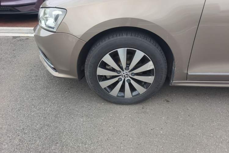 Used Volkswagen Sagitar 2017 1.6L Automatic Comfort Model Left Front Wheel Hub