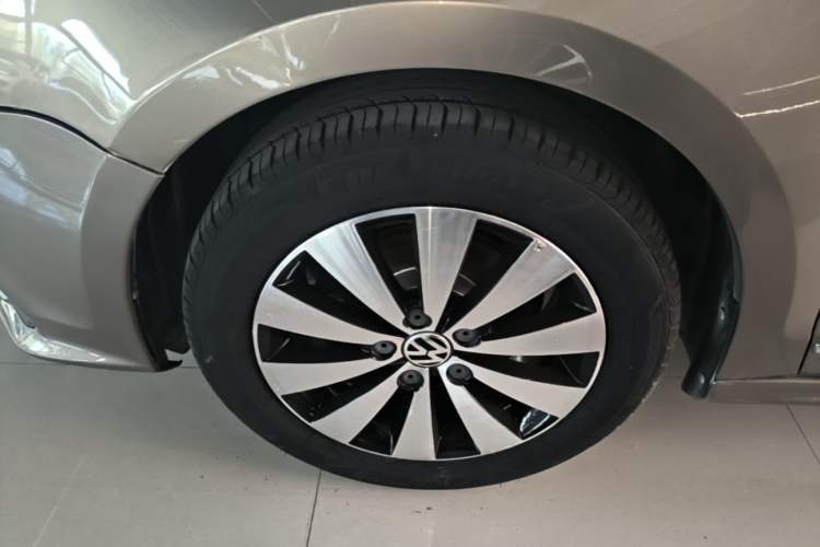Used Volkswagen Sagitar 2017 1.6L Automatic Comfort Model Left Front Wheel Hub