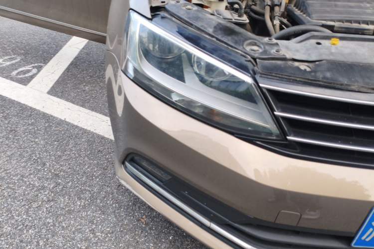 Used Volkswagen Sagitar 2017 230TSI Manual Comfort Model Right Front Headlight