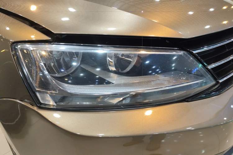 Used Volkswagen Sagitar 2017 230TSI Automatic Comfort Version Right Front Headlight