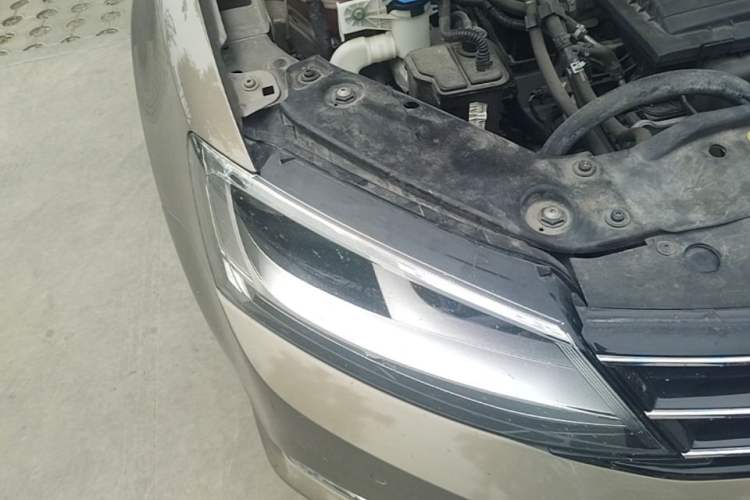 Used Volkswagen Sagitar 2017 230TSI Automatic Comfort Version Right Front Headlight