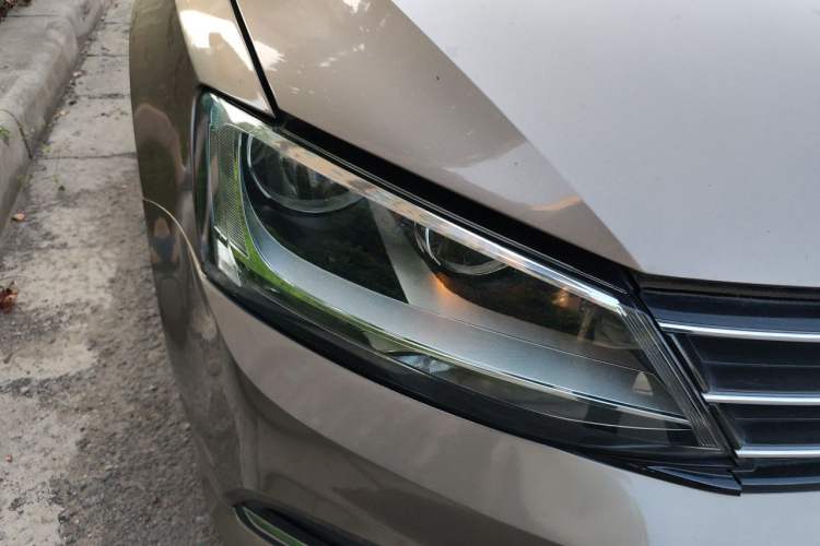 Used Volkswagen Sagitar 2017 180TSI Automatic Leading Model Right Front Headlight