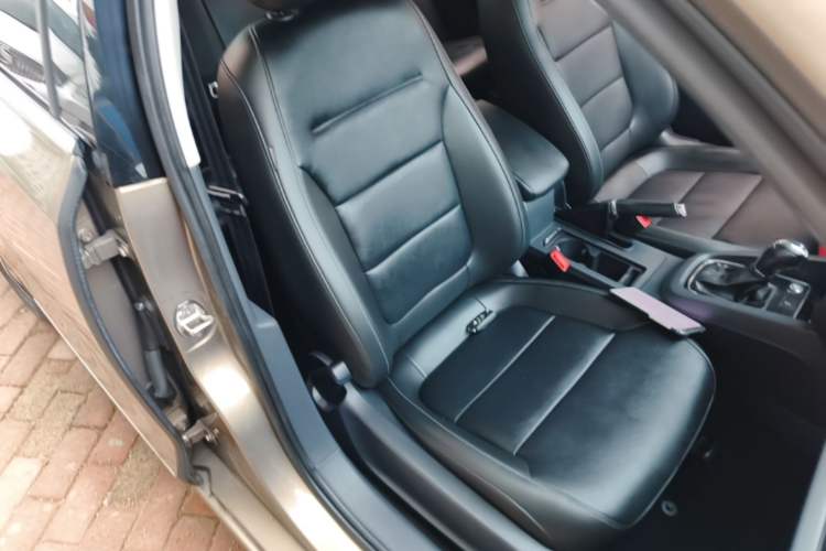 Used Volkswagen Sagitar 2017 180TSI Automatic Luxury Edition Right Front Seat