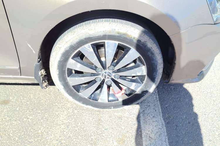 Used Volkswagen Sagitar 2017 230TSI Automatic Comfort Version Right Front Wheel Hub