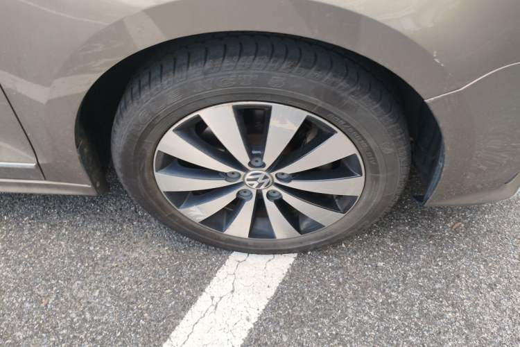 Used Volkswagen Sagitar 2017 230TSI Manual Comfort Model Right Front Wheel Hub