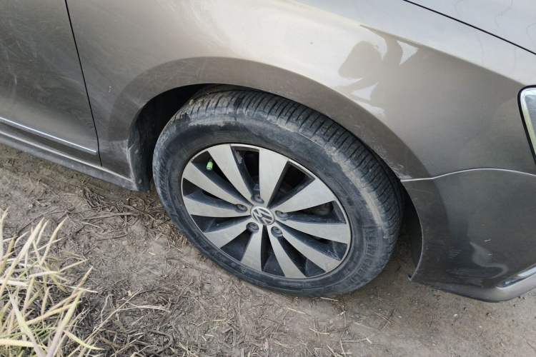 Used Volkswagen Sagitar 2017 230TSI Automatic Comfort Version Right Front Wheel Hub