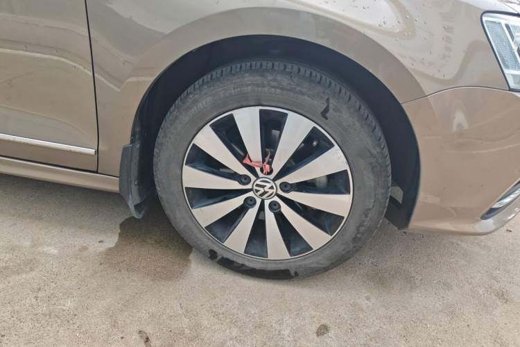 Used Volkswagen Sagitar 2017 1.6L Automatic Comfort Model Right Front Wheel Hub