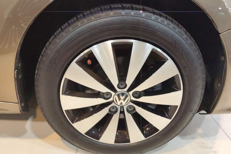 Used Volkswagen Sagitar 2017 230TSI Automatic Comfort Version Right Front Wheel Hub