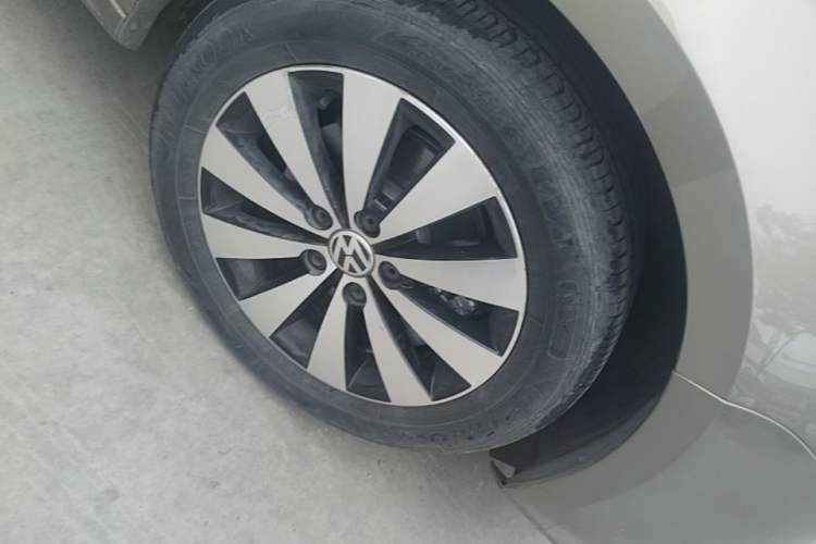 Used Volkswagen Sagitar 2017 230TSI Automatic Comfort Version Right Front Wheel Hub