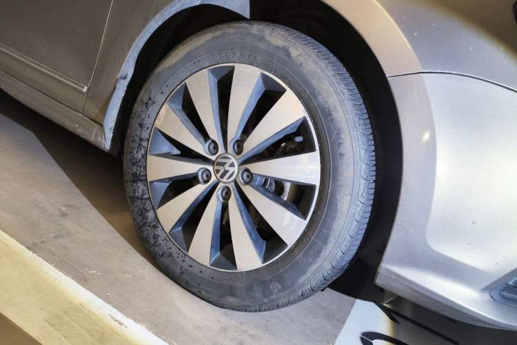 Used Volkswagen Sagitar 2017 230TSI Automatic Comfort Version Right Front Wheel Hub