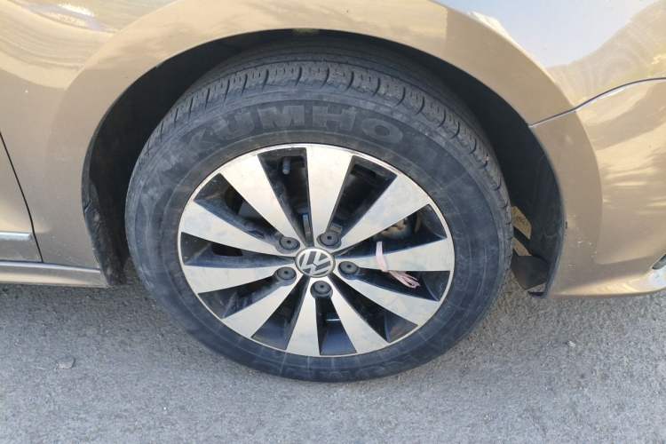 Used Volkswagen Sagitar 2017 230TSI Automatic Comfort Version Right Front Wheel Hub