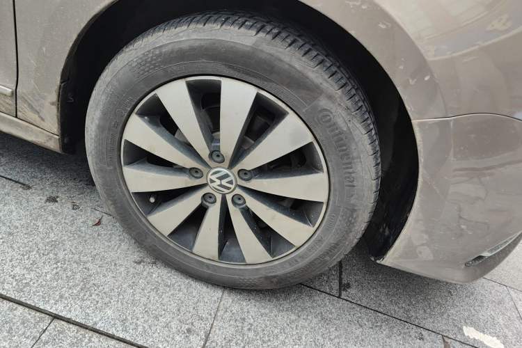 Used Volkswagen Sagitar 2017 1.6L Automatic Comfort Model Right Front Wheel Hub